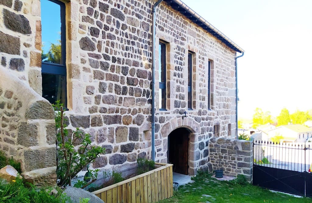 Gîte La Bâtisse Aux Lanternes Gite de groupe Loire 42 (Grande Capacité 29 couchages, Salle de Réception , mariage... )